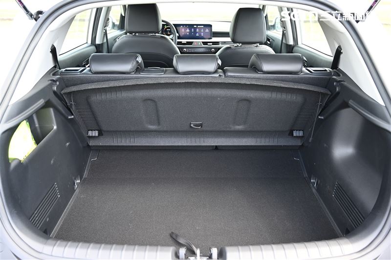 行李箱容量達352L。(圖/記者鍾釗榛攝影)