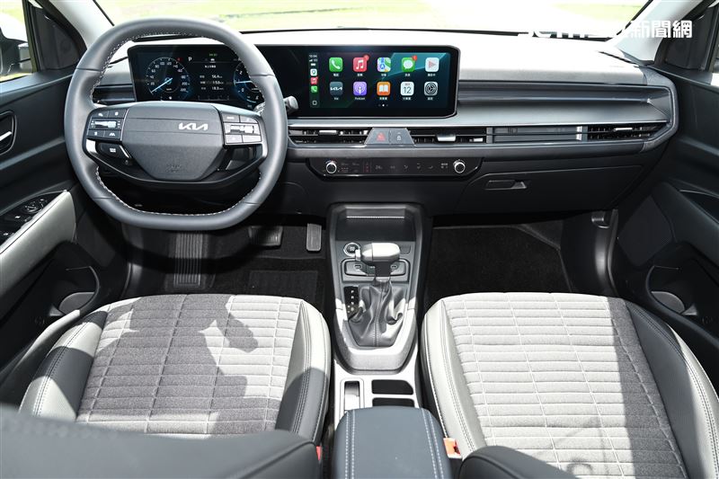 座艙營造出電動車的未來感。(圖/記者鍾釗榛攝影)