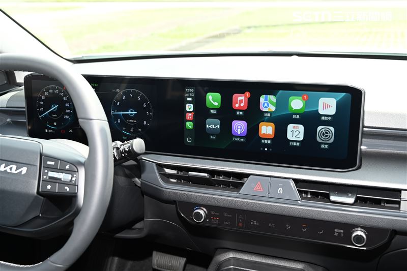 雙 12.3吋全景螢幕帶來滿滿的科技感。(圖/記者鍾釗榛攝影)