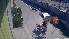 埤頭，阿嬤下田，遭3惡犬圍攻，上衣被咬碎，全身是傷，慘縫200針(圖／翻攝畫面)