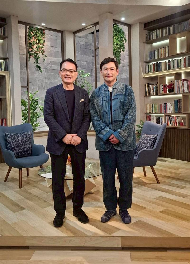 江宏恩（右）上鄭弘儀節目。（圖／三立提供）
