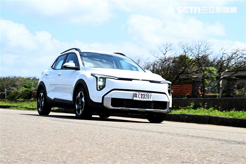 Kia Stonic車身小巧卻保有實用空間,開起來靈活又省油。(圖/記者鍾釗榛攝影)