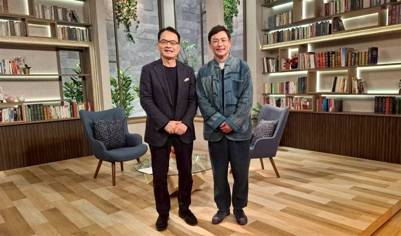 江宏恩（右）跟鄭弘儀合照。（圖／三立提供）