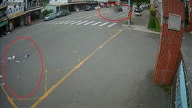 江姓嫌犯駕駛黑色轎車行經高中校門時，丟擲32張傳單在校門外道路上企圖逼債。（圖／翻攝畫面）