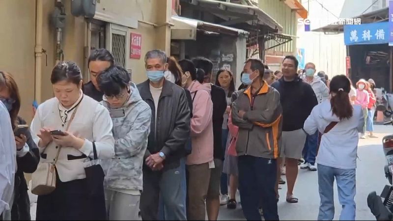 頭牙這天，彰化知名麻糬店排滿人潮