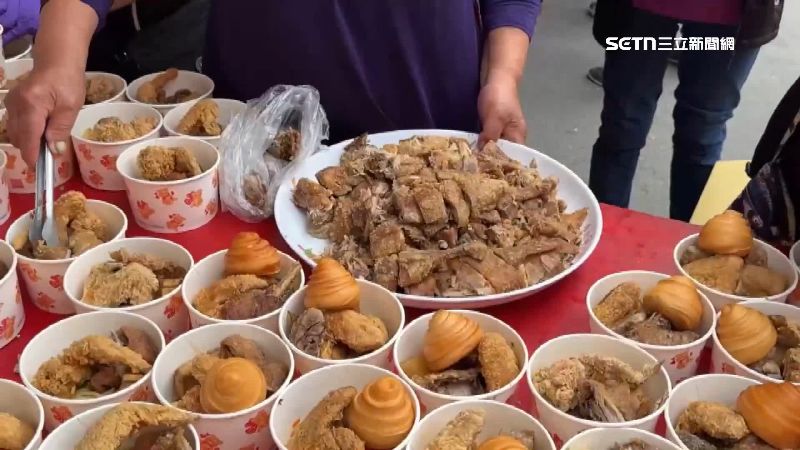 中寮石龍宮準備五千份餐點，給大家吃平安