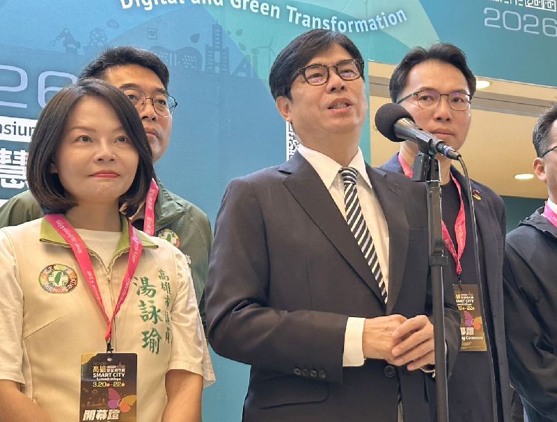 高雄市長陳其邁（右2）20日上午出席「2026高雄智慧城市展」，接受媒體聯訪時談及訪美行程，他表示，此行深刻理解到電力就是算力、算力就是國力，台灣不管是電力、算力都還有待努力