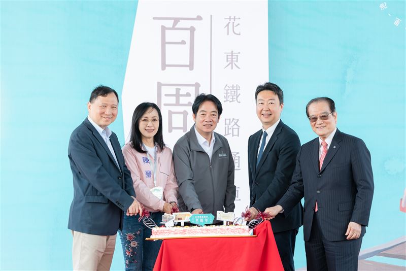 總統賴清德、交通部長陳世凱、立委陳瑩、台東縣副縣長王志輝、台鐵董事長鄭光遠出席「花東鐵路通車百周年慶祝典禮」（圖／總統府提供）