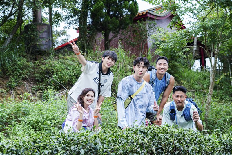 左起金荷娜、南優賢、李濬榮、肌肉山山、彭小刀組成五人「細細山路小隊」，展開10天挑戰10條客家古道的任務。（圖／客家電視台提供）