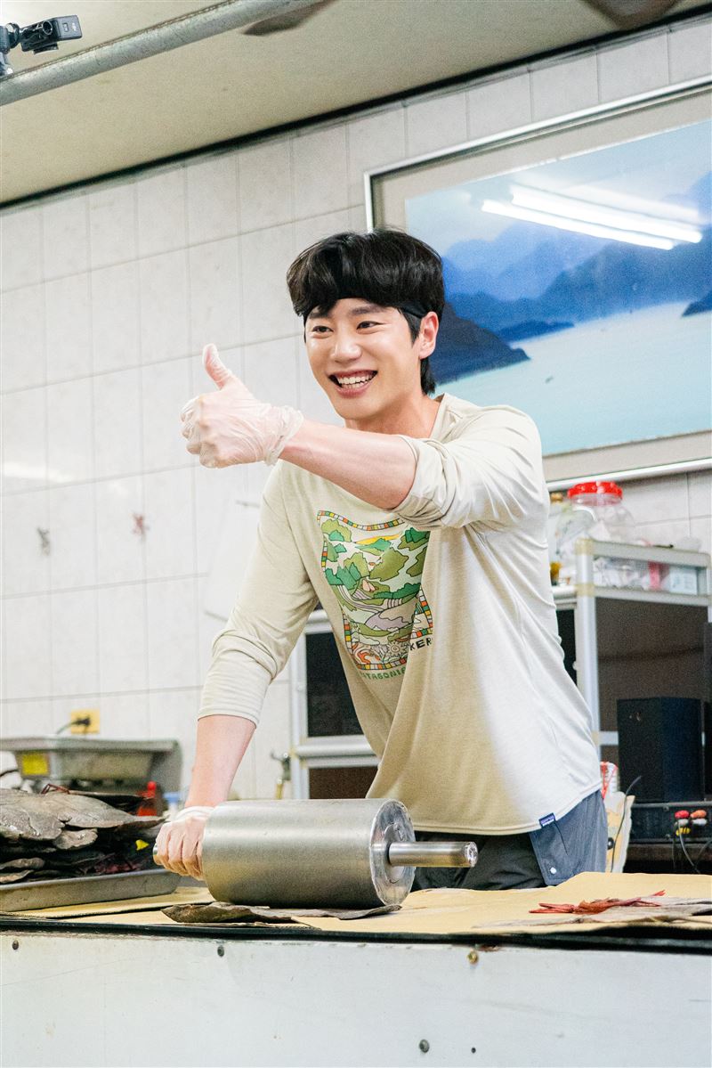 演員李濬榮被大家公認很調皮。（圖／客家電視台提供）