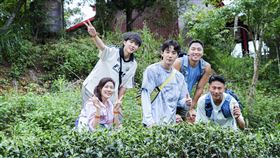 左起金荷娜、南優賢、李濬榮、肌肉山山、彭小刀組成五人「細細山路小隊」，展開10天挑戰10條客家古道的任務。（圖／客家電視台提供）