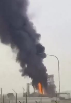伊朗進行報復性行動，科威特重要能源設施再傳遭襲。（圖／翻攝自X平台@real__libyan）