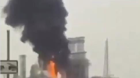 伊朗無人機襲科威特！最大煉油廠狂冒黑煙