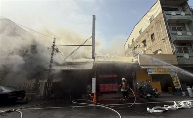 鐵皮屋竄出濃煙，火勢迅速延燒至隔壁小吃店。（圖／翻攝畫面）