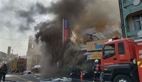 雲林西螺惡火！濃煙火舌吞噬電器行全燒毀　隔壁小吃店遭波及被燻黑（圖／翻攝畫面）