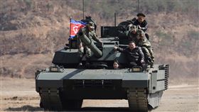 金主愛開著戰車，車上有3名軍人還有金正恩，父女倆看起來相當開心。（圖／翻攝自朝中社）