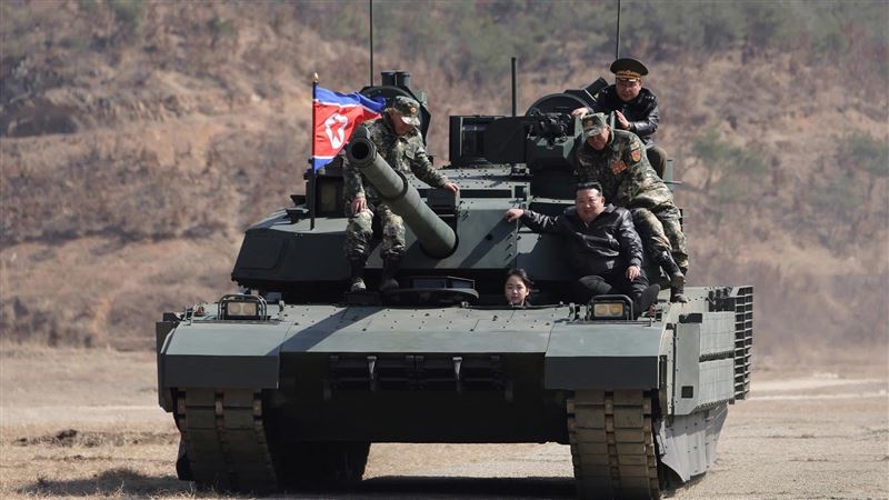 13歲金主愛開戰車載父　北韓軍演父女同框