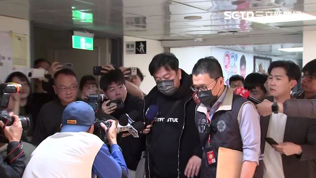 涉詐助理費遭搜索　李傅中武現身了