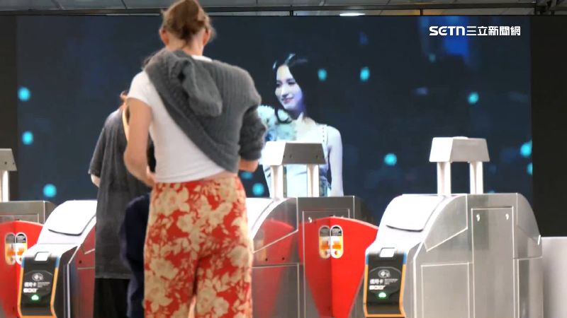 捷運站裡大大的應援看板