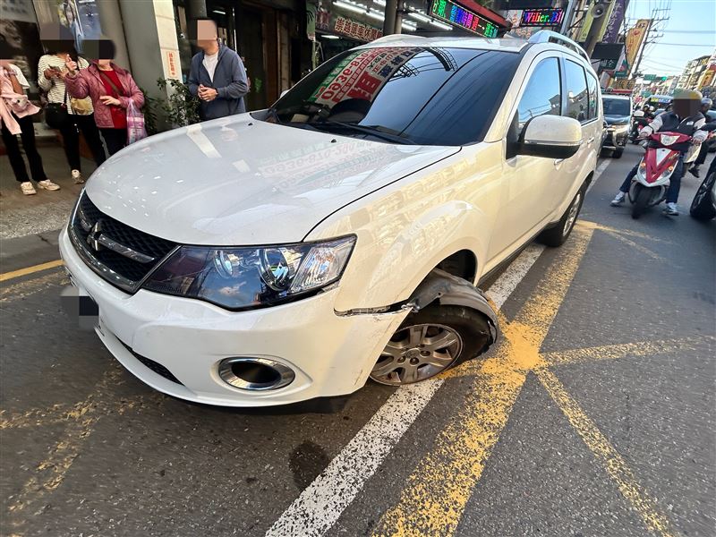 吳男撞擊對向的休旅車，還有一台轎車被波及。（圖／翻攝畫面）
