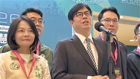 陳其邁出席高雄智慧城市展　談訪美心得高雄市長陳其邁（右2）20日上午出席「2026高雄智慧城市展」，接受媒體聯訪時談及訪美行程，他表示，此行深刻理解到電力就是算力、算力就是國力，台灣不管是電力、算力都還有待努力。中央社記者林巧璉攝　115年3月20日