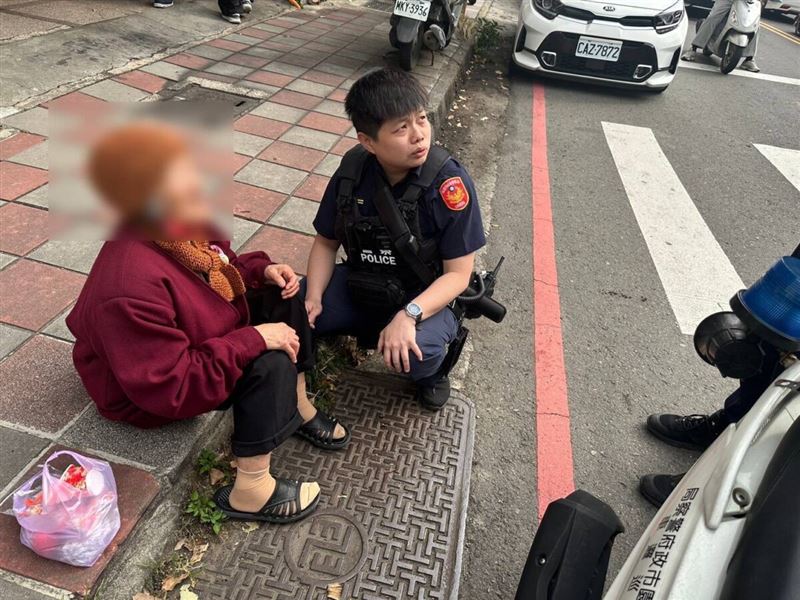 張婦前往住家附近的土地公廟參拜祈福。不料返家體力透支坐倒在路旁。圖：讀者提供。（圖／桃園電子報提供）