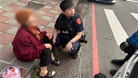 平鎮婦參拜土地公坐倒路旁　暖警自掏腰包買早餐護送返家。（圖／桃園電子報提供） 