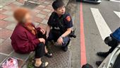 婦參拜土地公坐倒路旁　暖警買早餐送返家