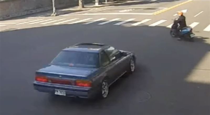 婦人突然左轉進入育才北路，後方轎車煞車不及撞上。（圖／翻攝畫面）