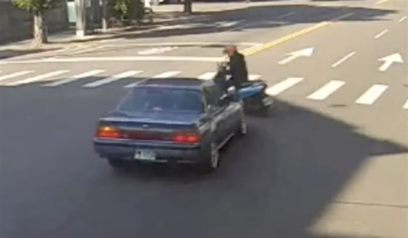 轎車猛力撞擊，婦人當場慘摔倒地不起。（圖／翻攝畫面）