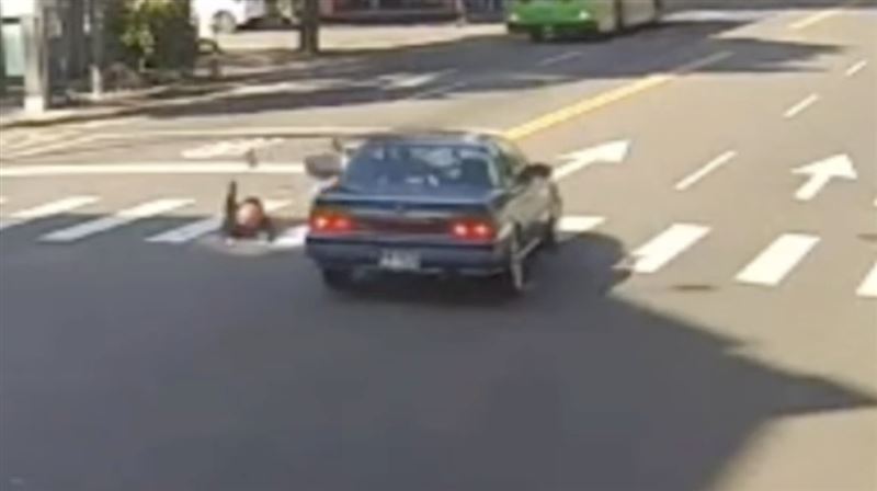 婦人遭撞擊，造成雙腳骨折、全身多處受傷。（圖／翻攝畫面）