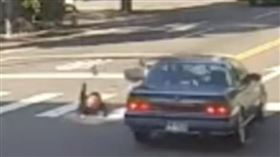 驚悚撞擊瞬間！台中阿嬤「恐怖鬼切」被擊落　翻滾數圈雙腿骨折送醫（圖／翻攝畫面）