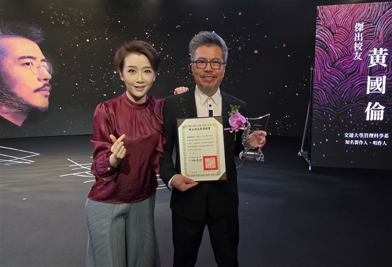 黃國倫領獎時，寇乃馨全程蹲跪在台前幫忙拍短影片。（圖／寇乃馨提供）