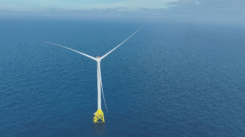海龍離岸風電計畫日前宣布,海龍3號風場首支風機已於日前順利完成海上安裝。(海龍提供)中