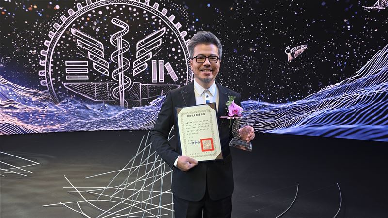 黃國倫去年先獲得了交大管理學院傑出校友，今年再獲陽明交大的傑出校友。（圖／寇乃馨提供）