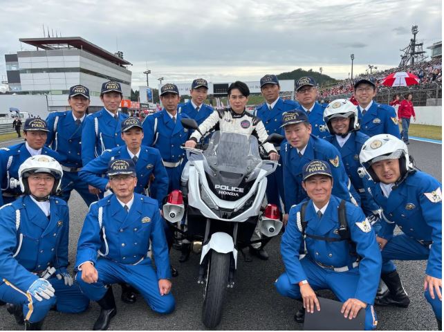 吉村崇（白衣）首度揭露了自己與生母之間令人揪心的殘酷過往。（圖／翻攝自吉村崇IG）