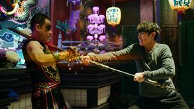 柯震東飾演的三太子乩身與郭子乾飾演的神龍太子激烈決鬥，兩者必分出一個高下。（圖／Netflix提供）