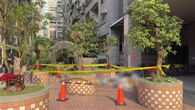 警方已在老婦墜落現場拉起封鎖線。（圖／翻攝畫面）