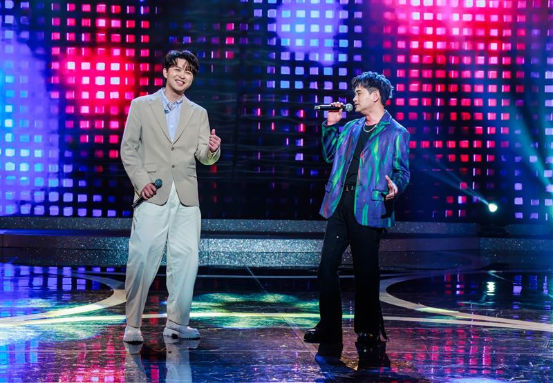 李子森(左起)、吳俊宏演唱〈漂泊七逃人〉。(圖/中視提供)