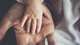 有網友分享自己的初老症狀，引發網友熱議。（示意圖／Pixabay）