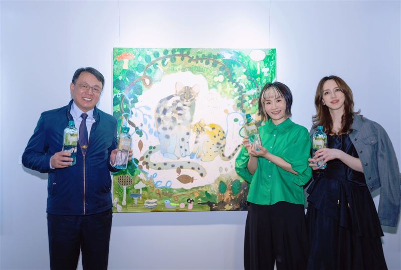 台日美學跨界綻放！日本藝術家長井朋子（中 ）將充滿生命力的奇幻筆觸注入台塩海洋鹼性離子水，與臺鹽董事長丁彥哲（左）、天工生技總經理劉丹筠（右）共同揭開聯名序幕。（圖／臺鹽提供）