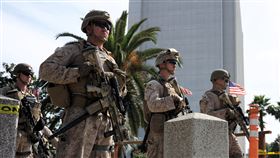 美軍陸戰隊抵達洛杉磯美國總統川普以保護聯邦資產為由，派駐國民兵及陸戰隊抵達洛杉磯，圖為洛杉磯聯邦政府大樓前的陸戰隊員。中央社記者林宏翰洛杉磯攝  114年6月14日