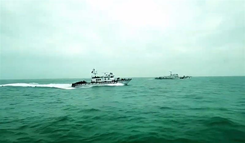 中國海警船編隊航近台灣水域,遭台灣巡防艇強力驅離。(圖/翻攝畫面)