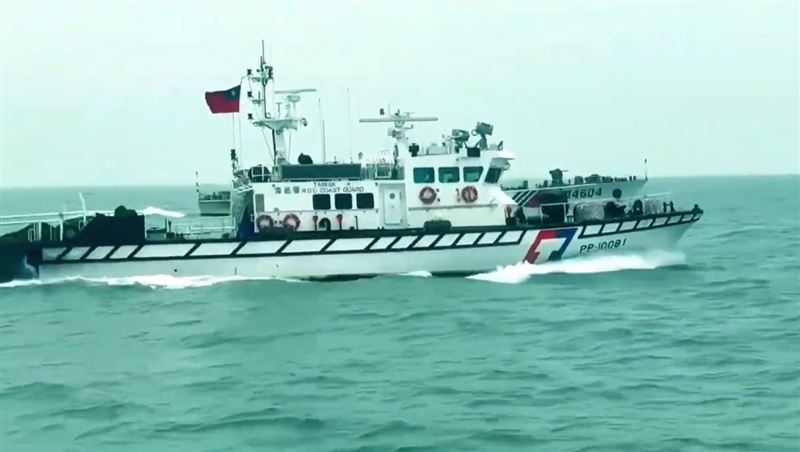 中國海警船編隊航近台灣水域,遭台灣巡防艇強力驅離。(圖/翻攝畫面)