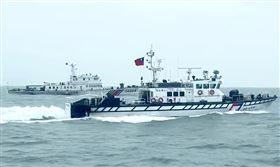 中國海警船編隊航近台灣水域，遭台灣巡防艇強力驅離。（圖／翻攝畫面）