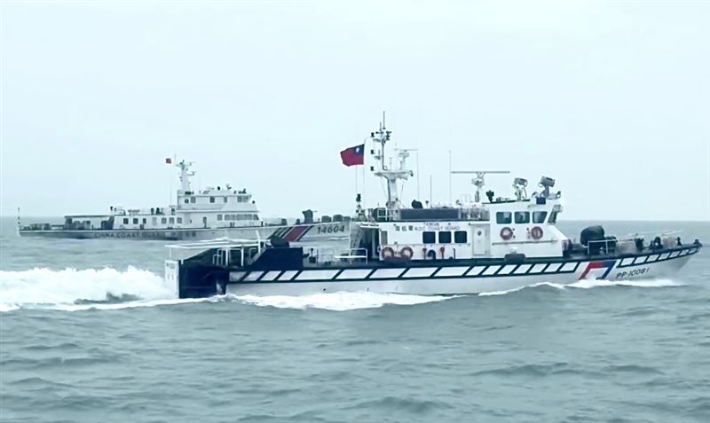 中國海警船編隊航近台灣水域,遭台灣巡防艇強力驅離。(圖/翻攝畫面)