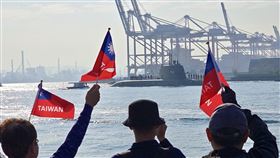 海鯤艦第6次潛航測試　民眾加油打氣潛艦國造原型艦海鯤艦12日進行第6次潛航測試，有民眾前往高雄港口揮舞印有Taiwan字樣國旗，高喊加油口號。中央社記者董俊志攝　115年3月12日