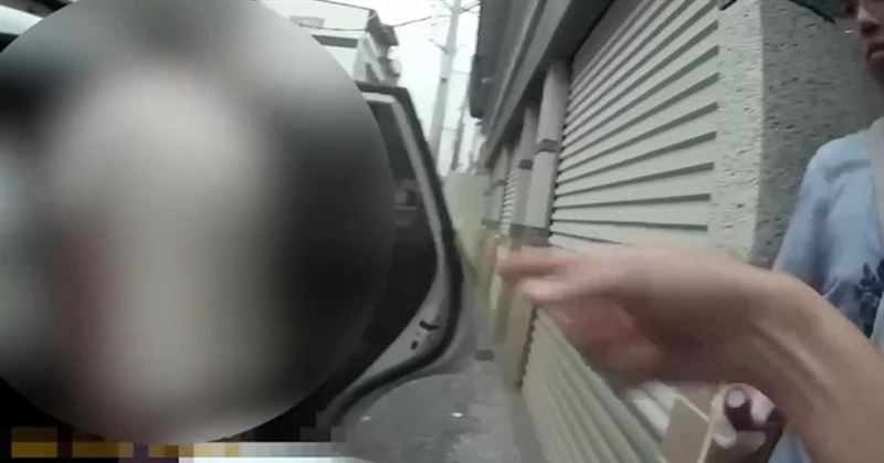 高雄一名蔡姓木工,承租空廠房在內私設神壇,以神壇當掩護分裝和交易毒品,刑大警方日前將蔡姓木工逮捕送辦。(圖/翻攝畫面)