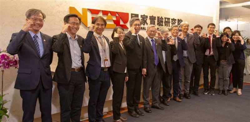 國家實驗研究院於2025年更名為National Institutes of Applied Research（NIAR），更名揭牌儀式貴賓合影。（圖／國研院提供）