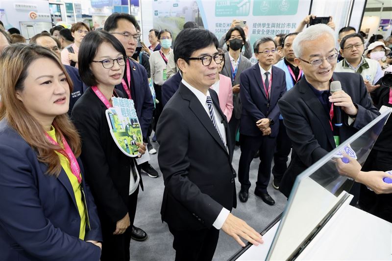 「高雄智慧城市展」已成為南臺灣最大智慧科技與淨零轉型會展，今年參展廠商突破200家，規模創歷年新高，大會以「數位與綠色」雙軸轉型為主軸，展出AI物聯網、城市治理、智慧製造、交通、淨零轉型及新創等各領域應用解決方案。（圖／市府提供）